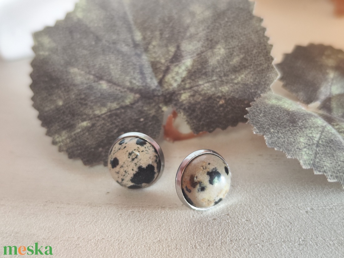 Egyedi Pöttyös Elegancia: Valódi Dalmata Jáspis Nemesacél Cabochon  Fülbevaló (12mm) - ékszer - fülbevaló - pötty fülbevaló - Meska.hu