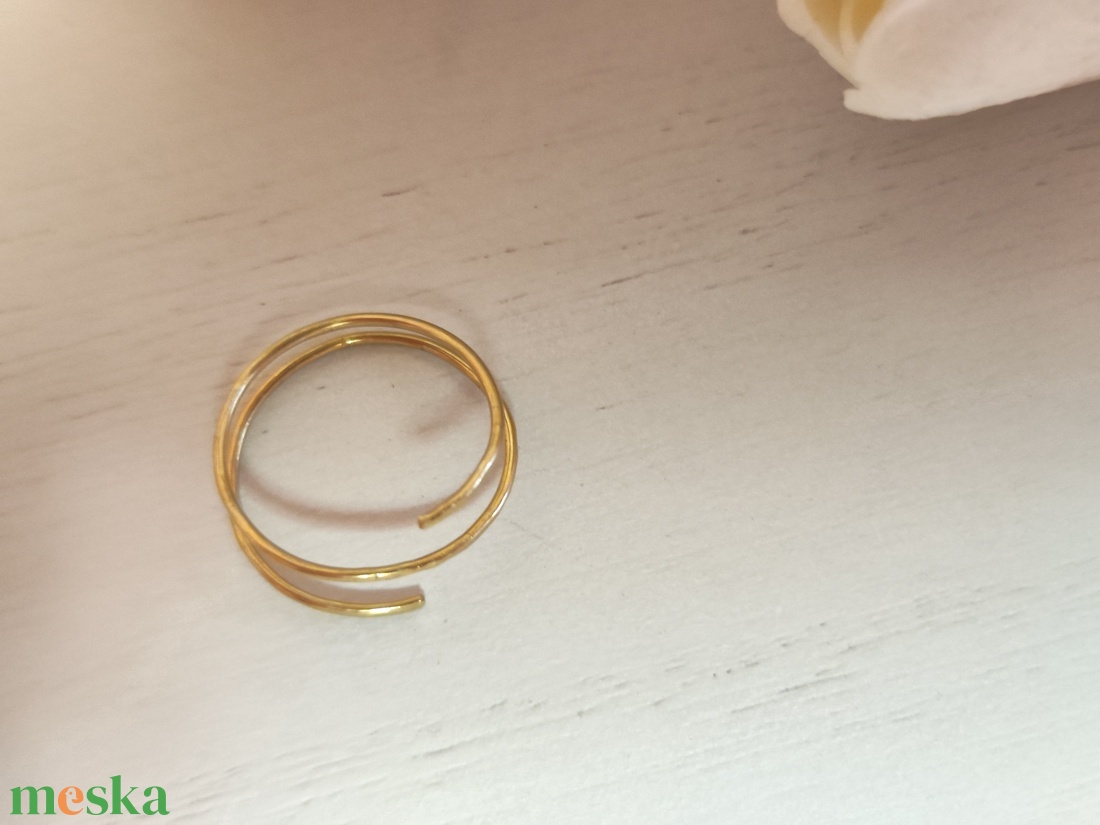 Kézzel kalapált minimalista sárgaréz spirálgyűrű (Állítható) - ékszer - gyűrű - vékony gyűrű - Meska.hu