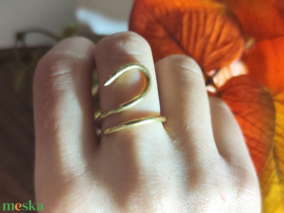 Kézzel kalapált sárgaréz gyűrű � Meleg elegancia, rád szabva! - ékszer - gyűrű - statement gyűrű - Meska.hu