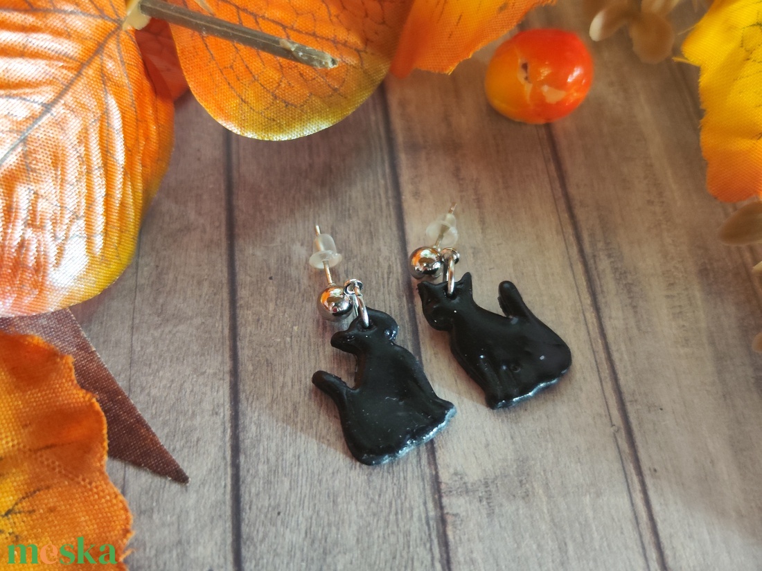 Cuki fekete cica nemesacél fülbevaló � Kézműves őszi, halloweeni ékszer- Egyetlen darab! - ékszer - fülbevaló - lógó fülbevaló - Meska.hu
