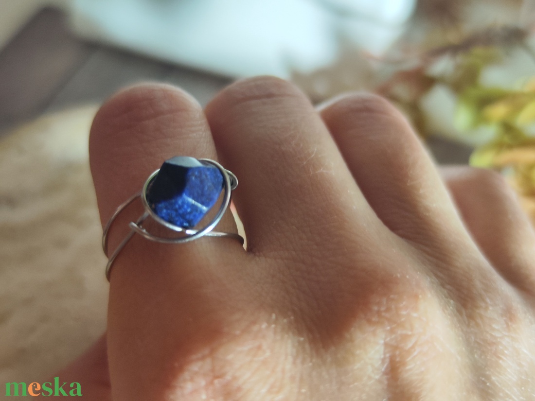 Egyedi kézzel készített nemesacél gyűrű � 10 mm-es ék alakú Lapis Lazuli ásvánnyal (58-as méret) - ékszer - gyűrű - gyöngyös gyűrű - Meska.hu