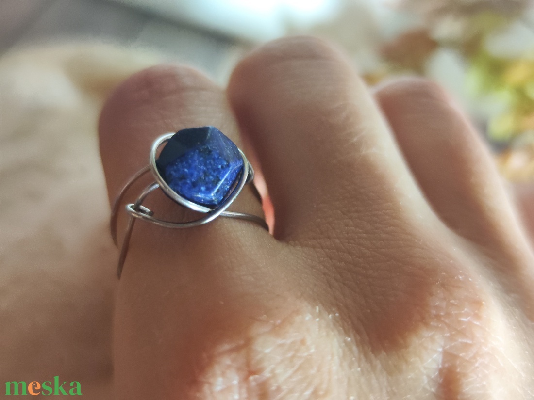 Egyedi kézzel készített nemesacél gyűrű � 10 mm-es ék alakú Lapis Lazuli ásvánnyal (58-as méret) - ékszer - gyűrű - gyöngyös gyűrű - Meska.hu