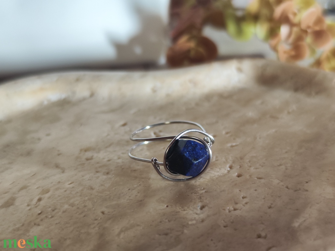 Egyedi kézzel készített nemesacél gyűrű � 10 mm-es ék alakú Lapis Lazuli ásvánnyal (58-as méret) - ékszer - gyűrű - gyöngyös gyűrű - Meska.hu