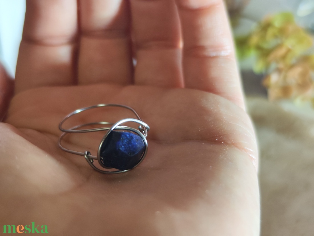 Egyedi kézzel készített nemesacél gyűrű � 10 mm-es ék alakú Lapis Lazuli ásvánnyal (58-as méret) - ékszer - gyűrű - gyöngyös gyűrű - Meska.hu