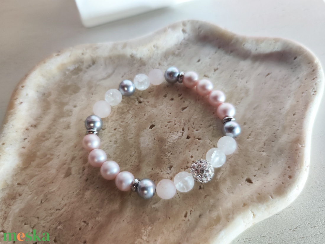 Elegáns shell pearl karkötő, kristályos gyönggyel-ezüstszürke-púderrózsa harmónia! - ékszer - karkötő - gyöngyös karkötő - Meska.hu