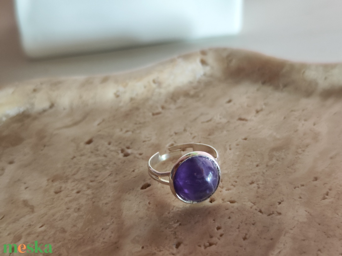 Állítható gyűrű valódi ametiszt cabochon (12 mm) - ékszer - gyűrű - gyöngyös gyűrű - Meska.hu
