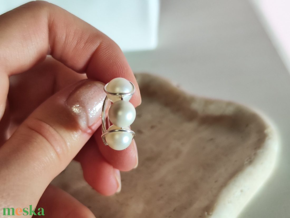 Egyedi kézzel hajlított nemesacél gyűrű 3 db krémfehér Shell pearl gyönggyel 54-es méret � Limitált darab - ékszer - gyűrű - gyöngyös gyűrű - Meska.hu