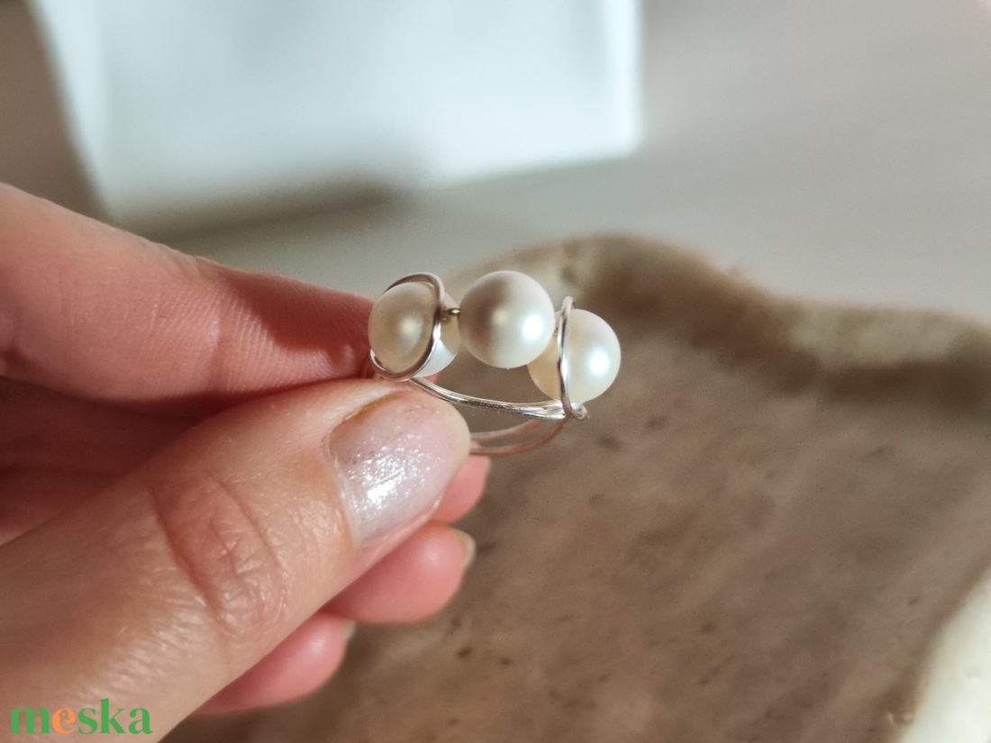 Egyedi kézzel hajlított nemesacél gyűrű 3 db krémfehér Shell pearl gyönggyel 54-es méret � Limitált darab - ékszer - gyűrű - gyöngyös gyűrű - Meska.hu