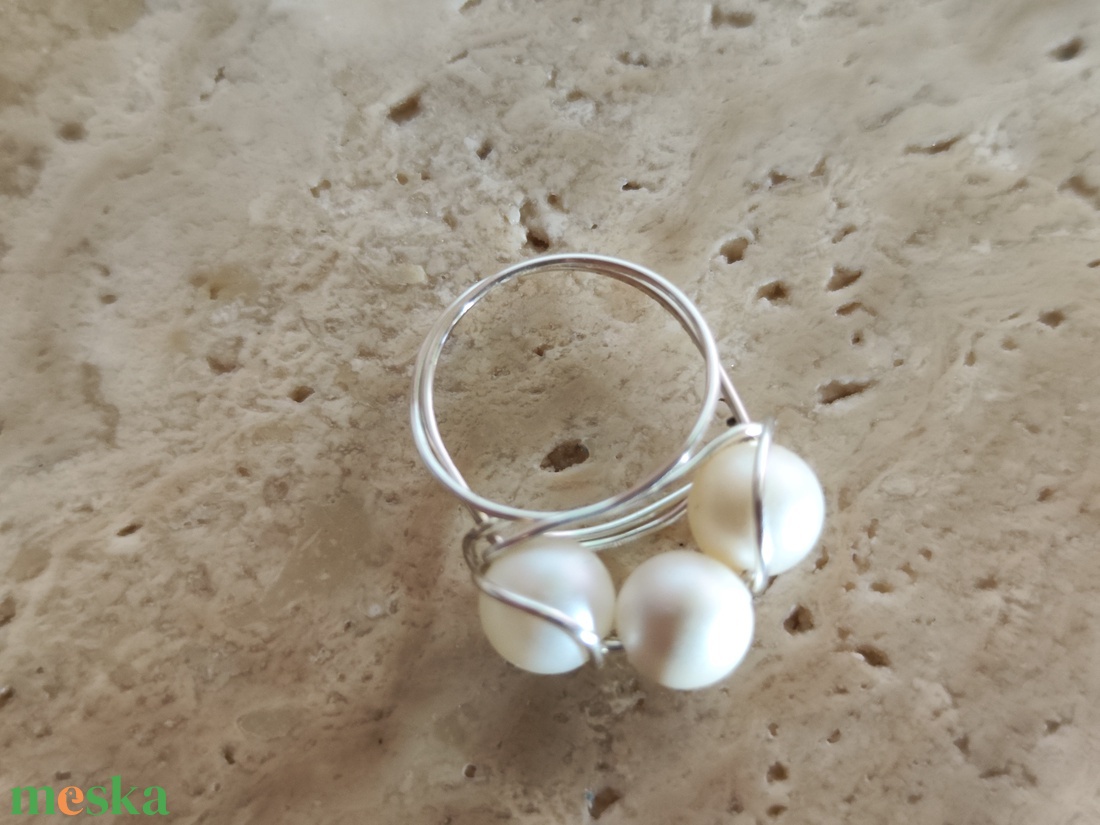 Egyedi kézzel hajlított nemesacél gyűrű 3 db krémfehér Shell pearl gyönggyel 54-es méret � Limitált darab - ékszer - gyűrű - gyöngyös gyűrű - Meska.hu