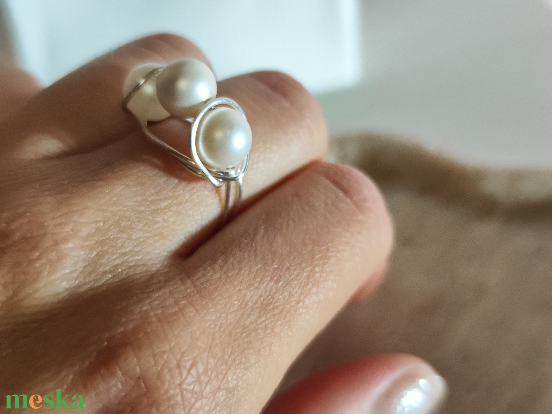Egyedi kézzel hajlított nemesacél gyűrű 3 db krémfehér Shell pearl gyönggyel 54-es méret � Limitált darab - ékszer - gyűrű - gyöngyös gyűrű - Meska.hu