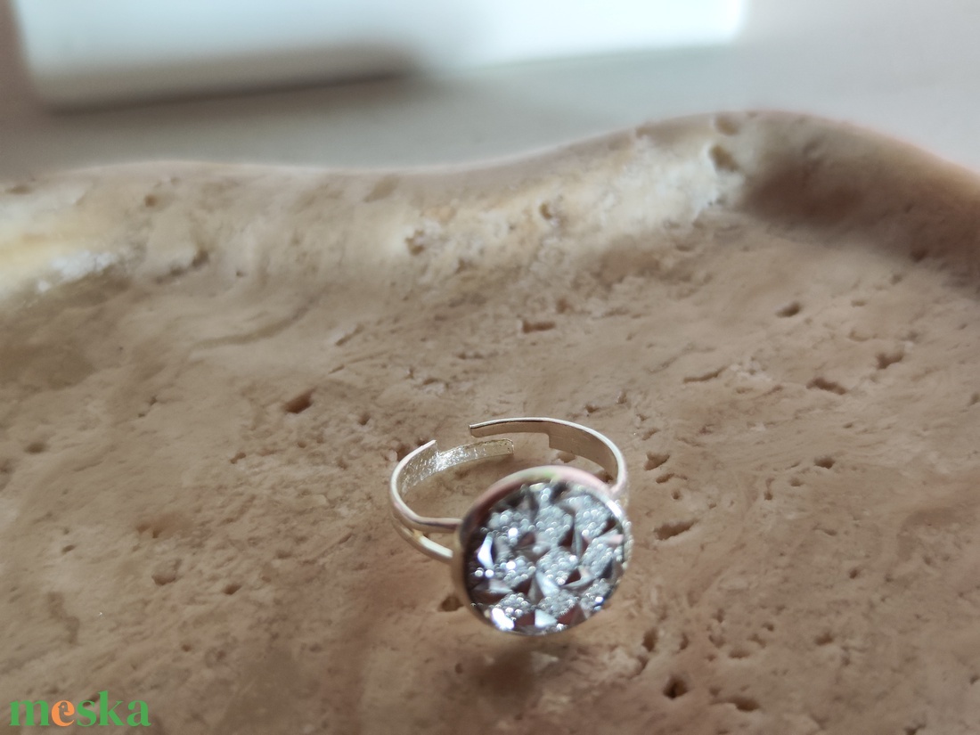 Csillogó fehér druzy műgyanta gyűrű állítható ezüst színű alapon -12 mm - ékszer - gyűrű - kerek gyűrű - Meska.hu