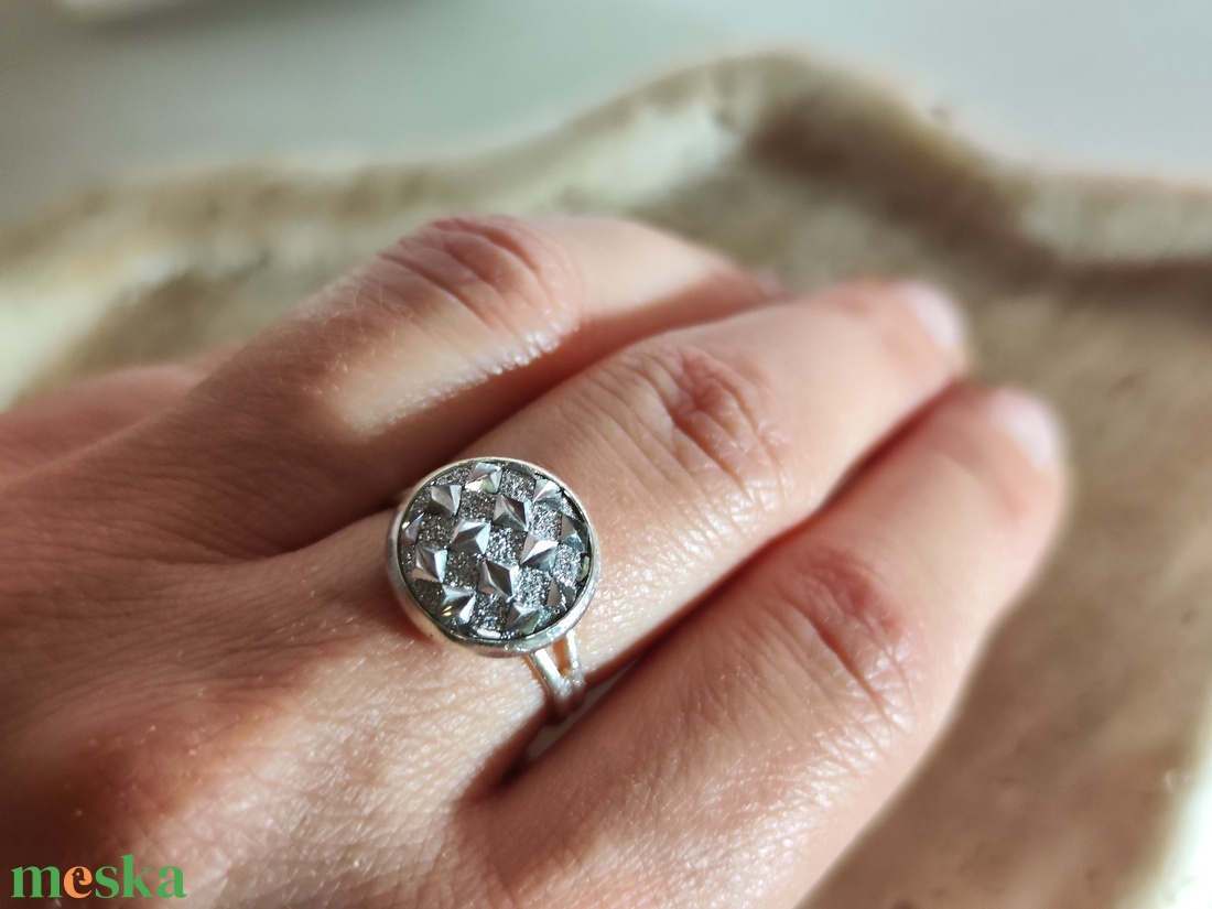 Csillogó fehér druzy műgyanta gyűrű állítható ezüst színű alapon -12 mm - ékszer - gyűrű - kerek gyűrű - Meska.hu