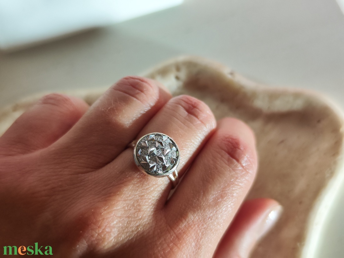 Csillogó fehér druzy műgyanta gyűrű állítható ezüst színű alapon -12 mm - ékszer - gyűrű - kerek gyűrű - Meska.hu