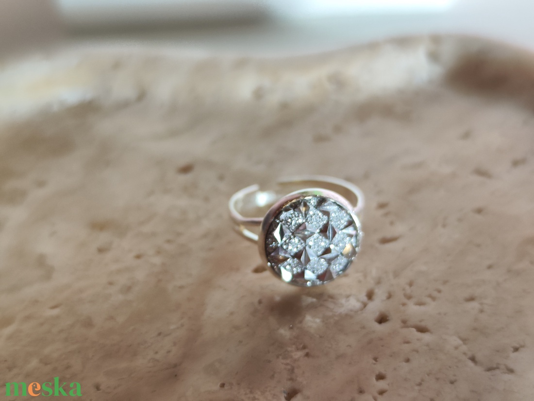 Csillogó fehér druzy műgyanta gyűrű állítható ezüst színű alapon -12 mm - ékszer - gyűrű - kerek gyűrű - Meska.hu