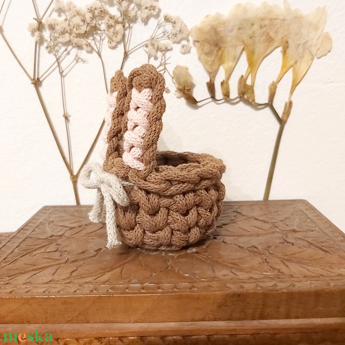 Húsvéti horgolt tojástartó kosár nyuszifülekkel - ünnepi díszek, dekorációk - húsvéti díszek és dekorációk - húsvéti ajándékátadó - Meska.hu