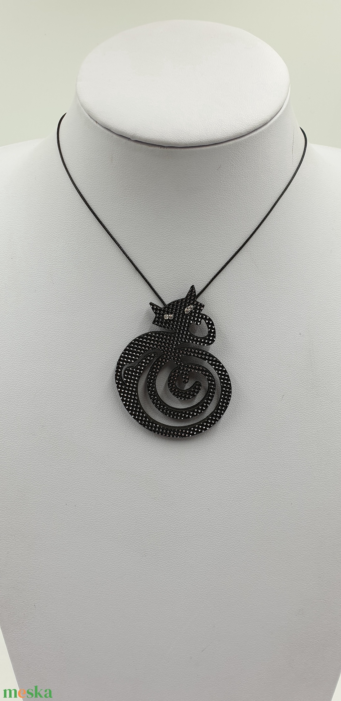 Bőr macska nyaklánc swarovski kövekkel díszitve - ékszer - nyaklánc - medálos nyaklánc - Meska.hu Bőr macska nyaklánc swarovski kövekkel díszitve - ékszer - nyaklánc - medálos nyaklánc - Meska.hu