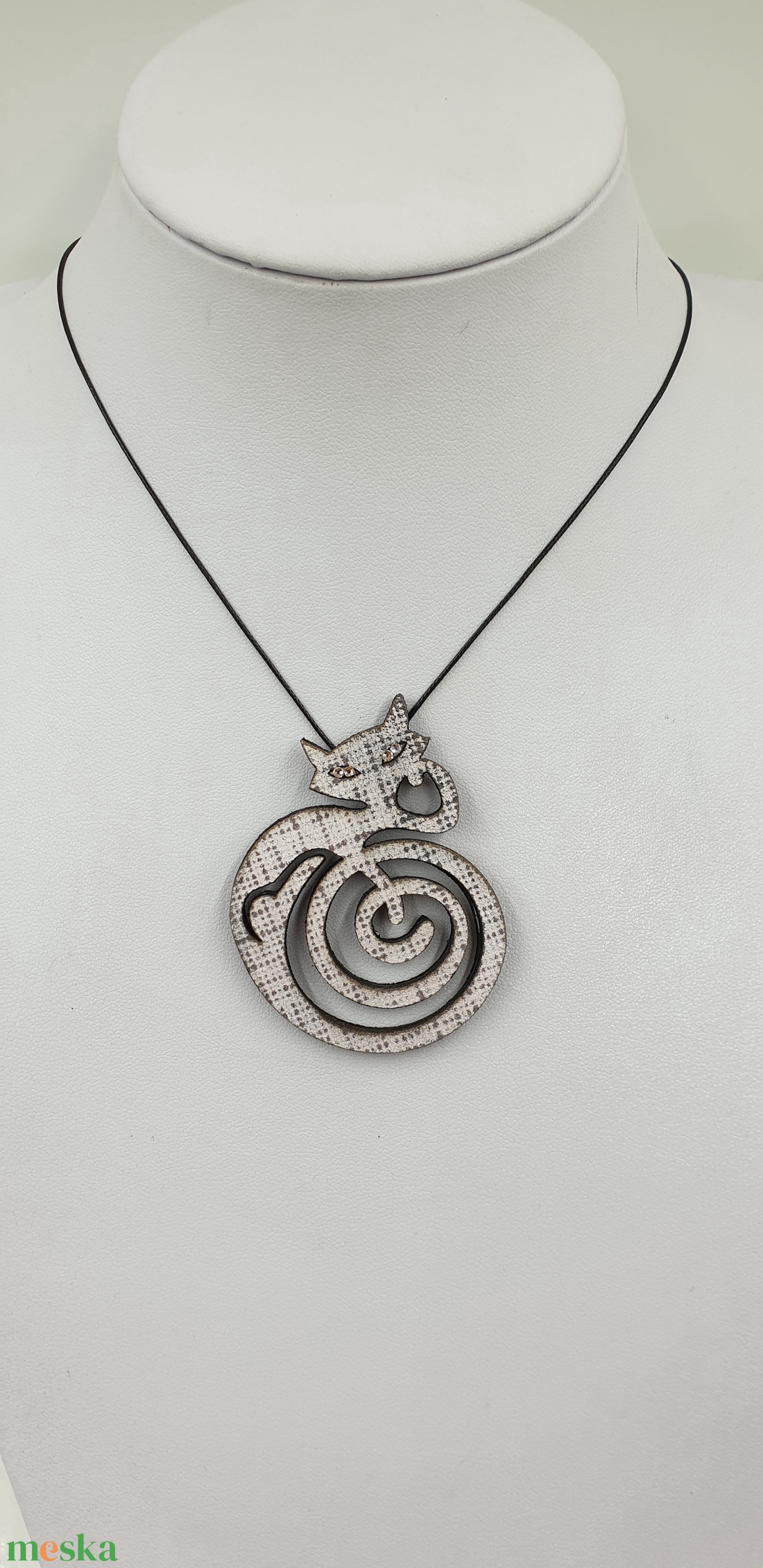 Bőr macska nyaklánc swarovski kövekkel díszitve - ékszer - nyaklánc - medálos nyaklánc - Meska.hu Bőr macska nyaklánc swarovski kövekkel díszitve - ékszer - nyaklánc - medálos nyaklánc - Meska.hu