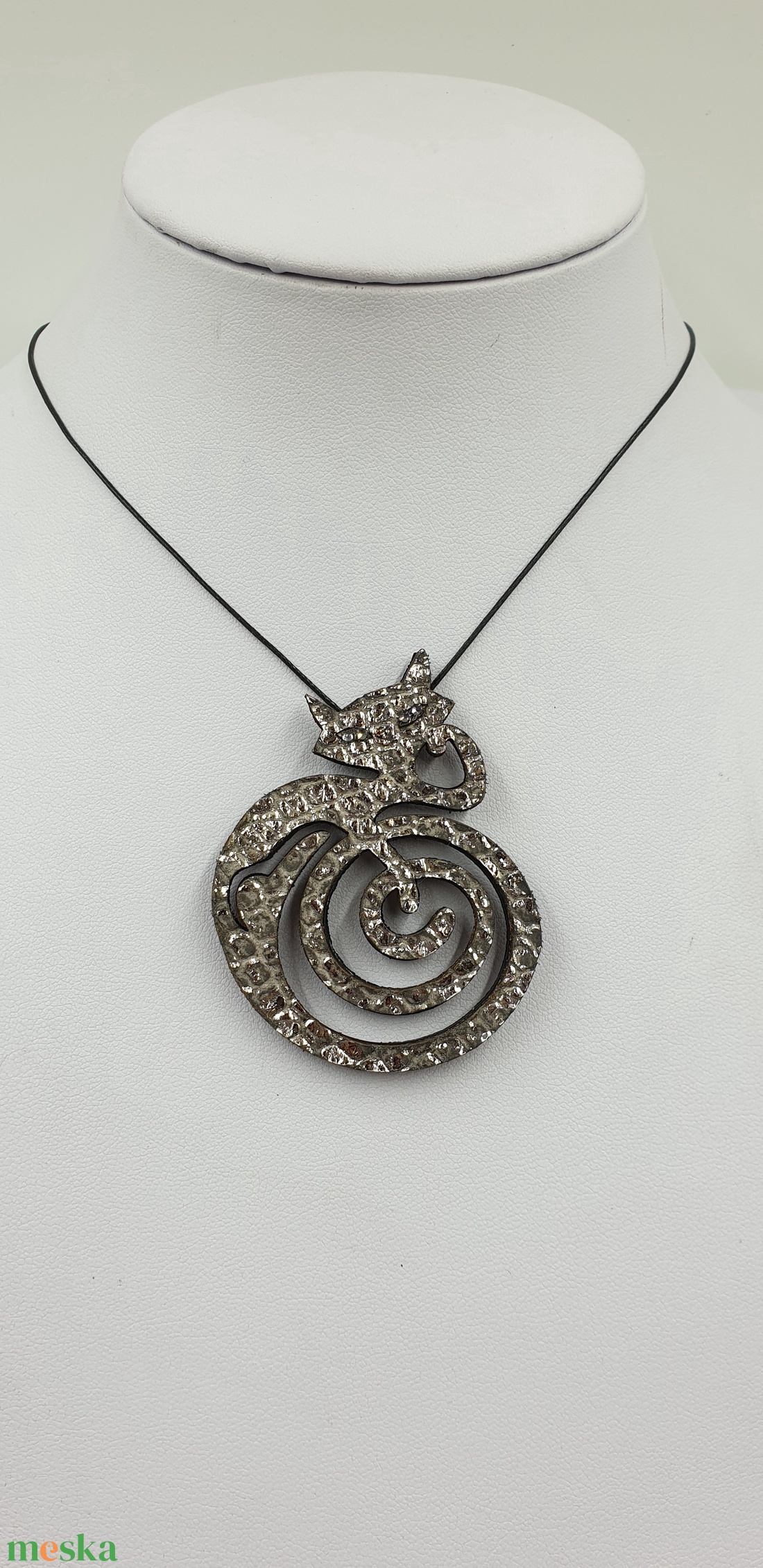 Bőr macska nyaklánc swarovski kövekkel díszitve - ékszer - nyaklánc - medálos nyaklánc - Meska.hu Bőr macska nyaklánc swarovski kövekkel díszitve - ékszer - nyaklánc - medálos nyaklánc - Meska.hu