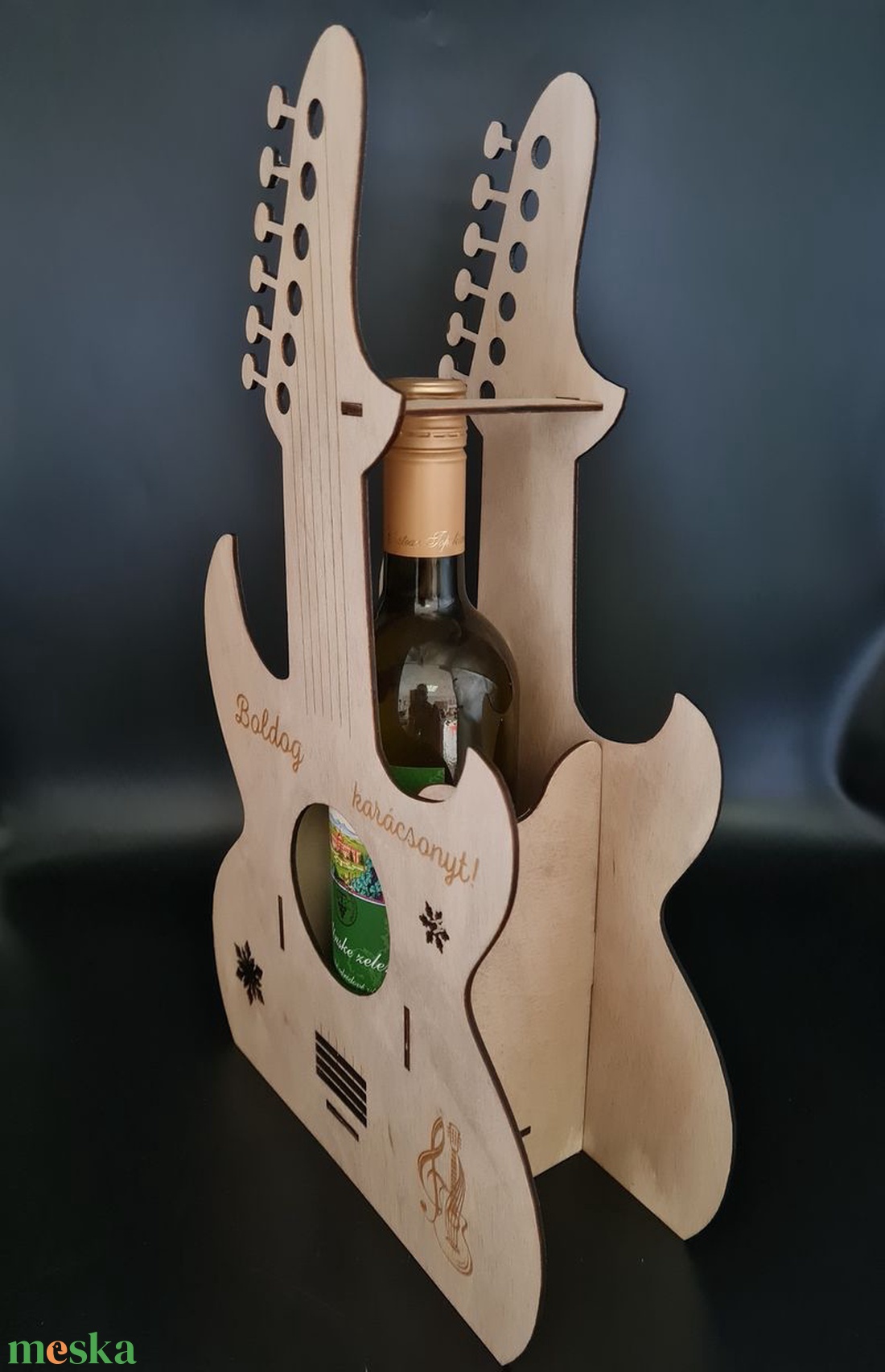 Saját készítésű egyedi gitár alakú bortartó karácsonyra, szülinapra - otthon & életmód - konyhafelszerelés, tálalás - tálalás - bortartó - Meska.hu Saját készítésű egyedi gitár alakú bortartó karácsonyra, szülinapra - otthon & életmód - konyhafelszerelés, tálalás - tálalás - bortartó - Meska.hu