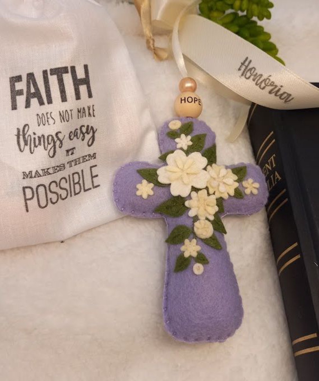 Kereszt, filc virágokkal-Bibliai igés zsákban-HOPE-vLila - otthon & életmód - vallás - kereszt - Meska.hu