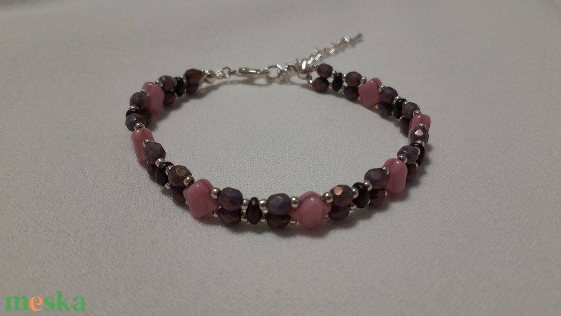Lila-rózsaszín-ezüst karkötő - ékszer - karkötő - gyöngyös karkötő - Meska.hu
