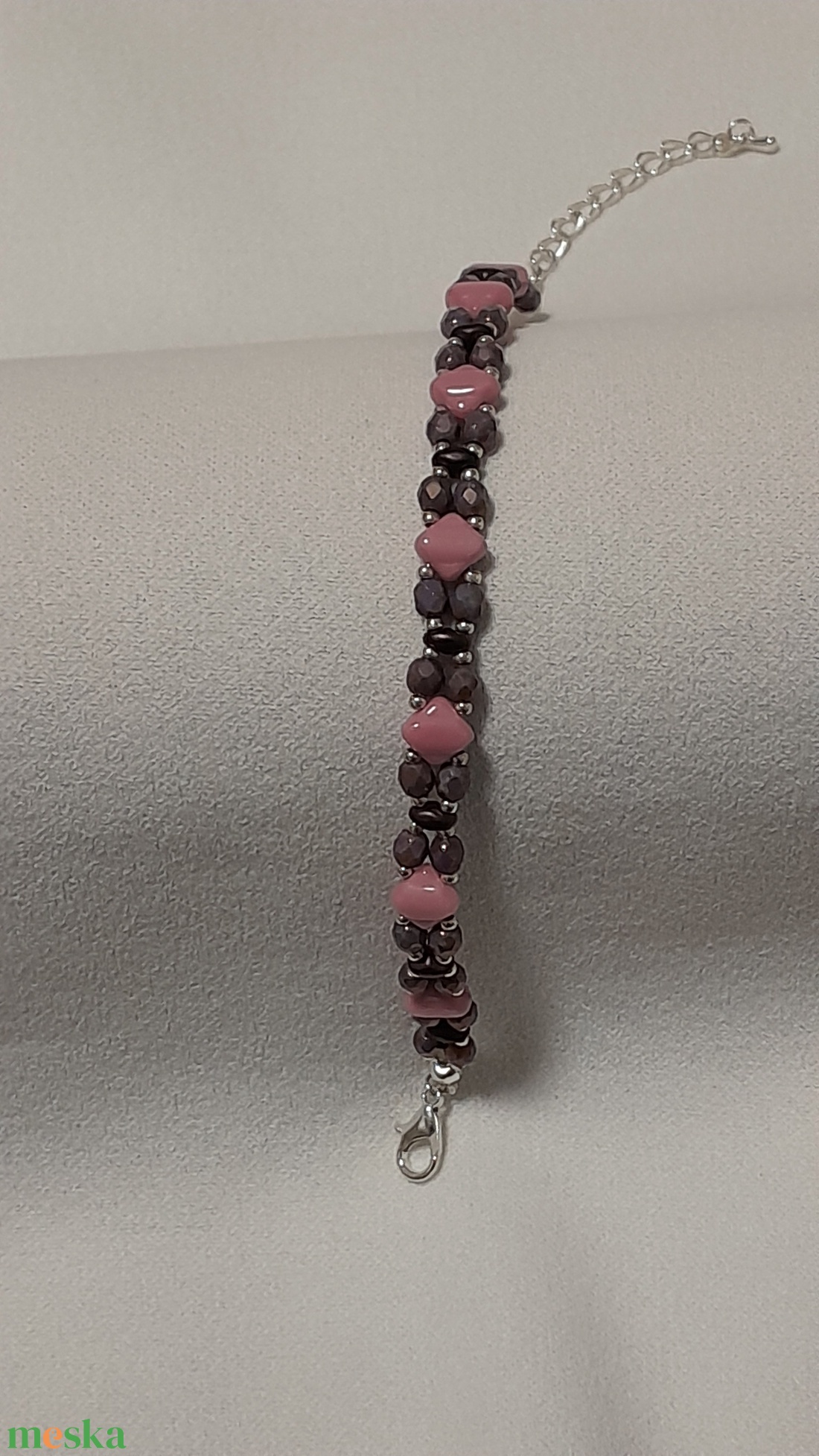 Lila-rózsaszín-ezüst karkötő - ékszer - karkötő - gyöngyös karkötő - Meska.hu