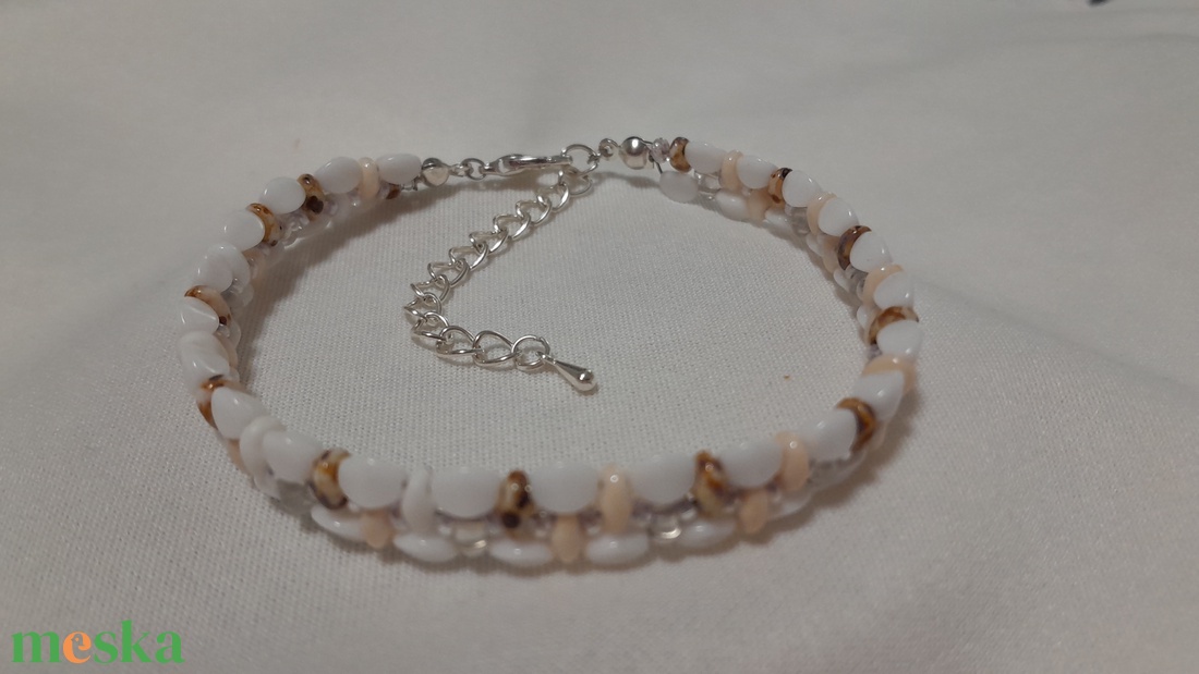 Fehér-beige-barna karkötő - ékszer - karkötő - gyöngyös karkötő - Meska.hu