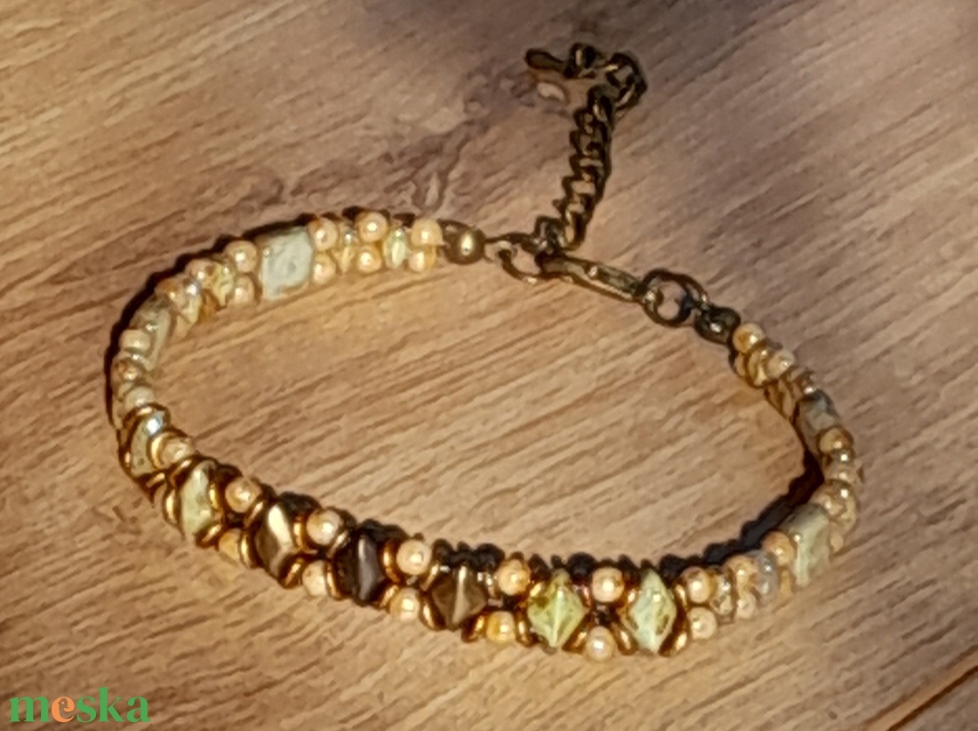 Beige-barna-zöld karkötő - ékszer - karkötő - gyöngyös karkötő - Meska.hu