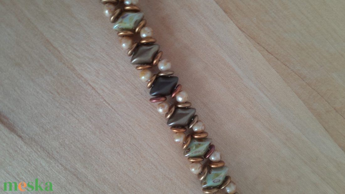 Beige-barna-zöld karkötő - ékszer - karkötő - gyöngyös karkötő - Meska.hu