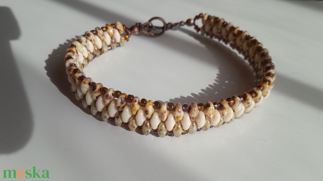 barna-beige karkötő - ékszer - karkötő - gyöngyös karkötő - Meska.hu