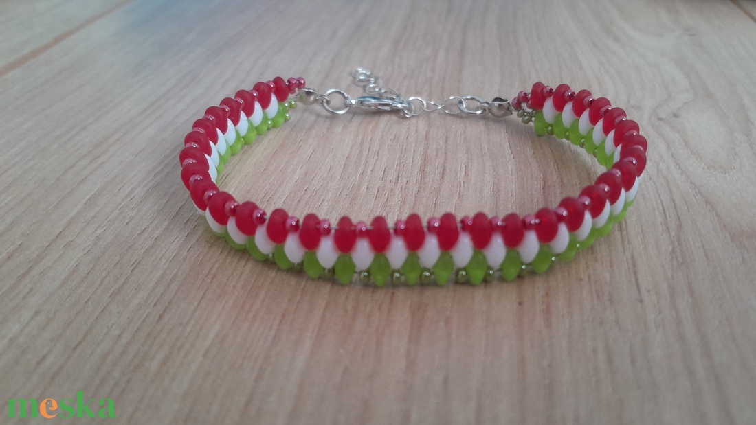 Piros-fehér-zöld karkötő - ékszer - karkötő - gyöngyös karkötő - Meska.hu