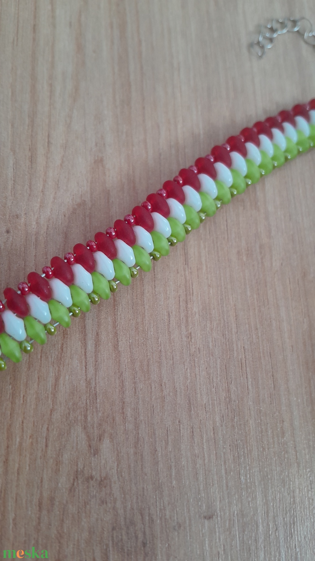 Piros-fehér-zöld karkötő - ékszer - karkötő - gyöngyös karkötő - Meska.hu