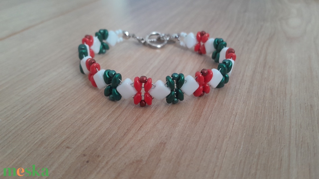 Piros-fehér-zöld karkötő - ékszer - karkötő - gyöngyös karkötő - Meska.hu