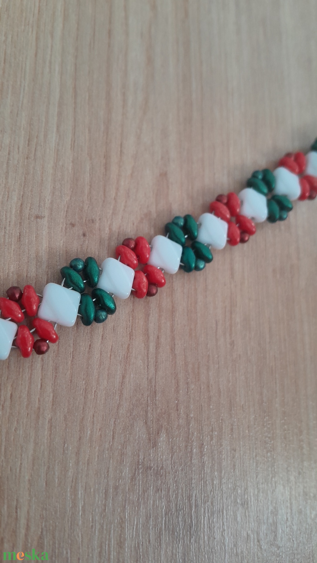 Piros-fehér-zöld karkötő - ékszer - karkötő - gyöngyös karkötő - Meska.hu