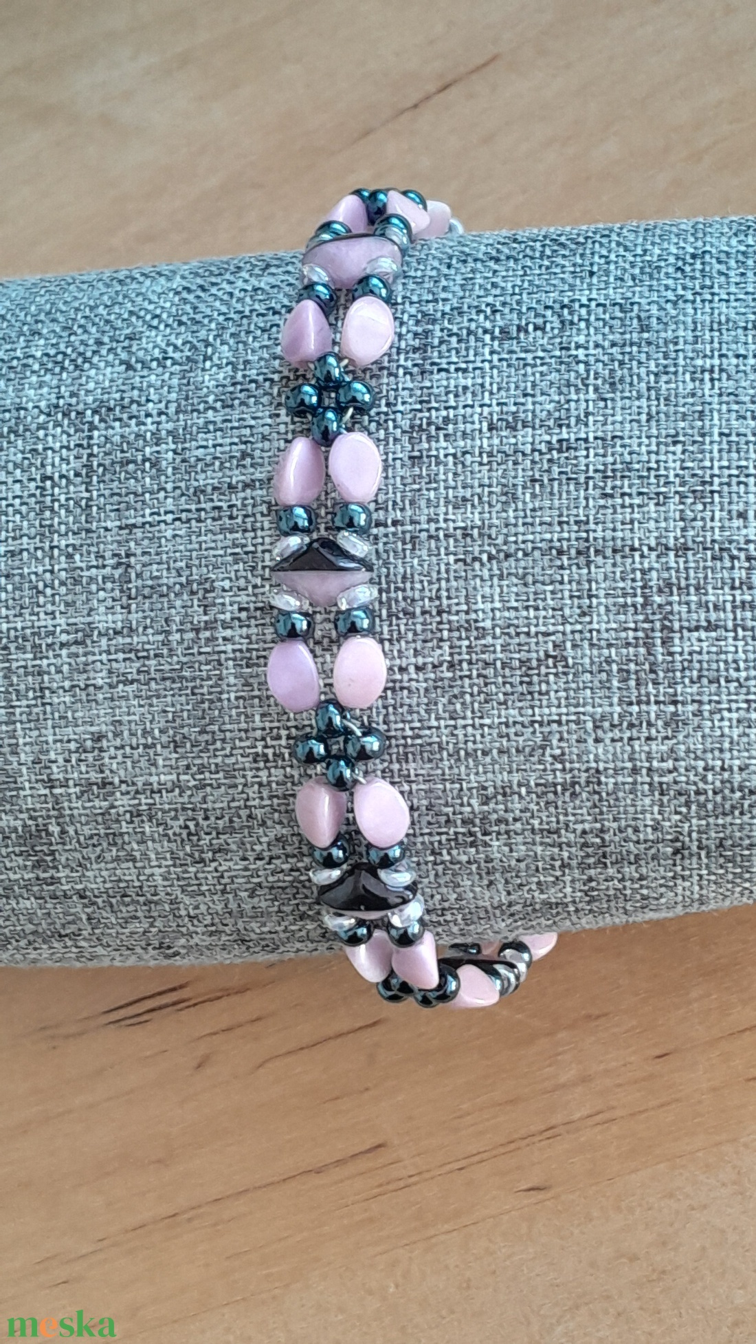 Fekete-rózsaszín-hematit karkötő - ékszer - karkötő - gyöngyös karkötő - Meska.hu