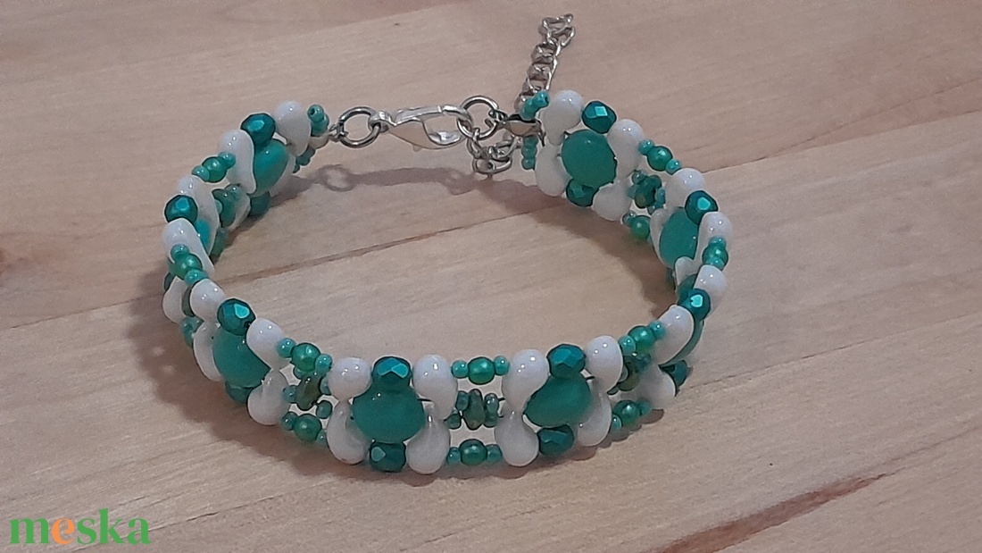 Türkiz-fehér karkötő - ékszer - karkötő - gyöngyös karkötő - Meska.hu