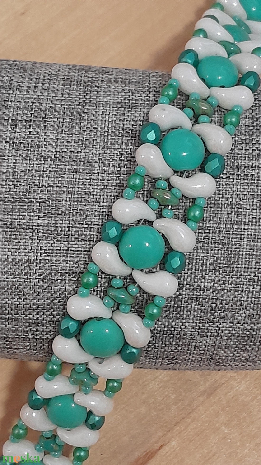 Türkiz-fehér karkötő - ékszer - karkötő - gyöngyös karkötő - Meska.hu