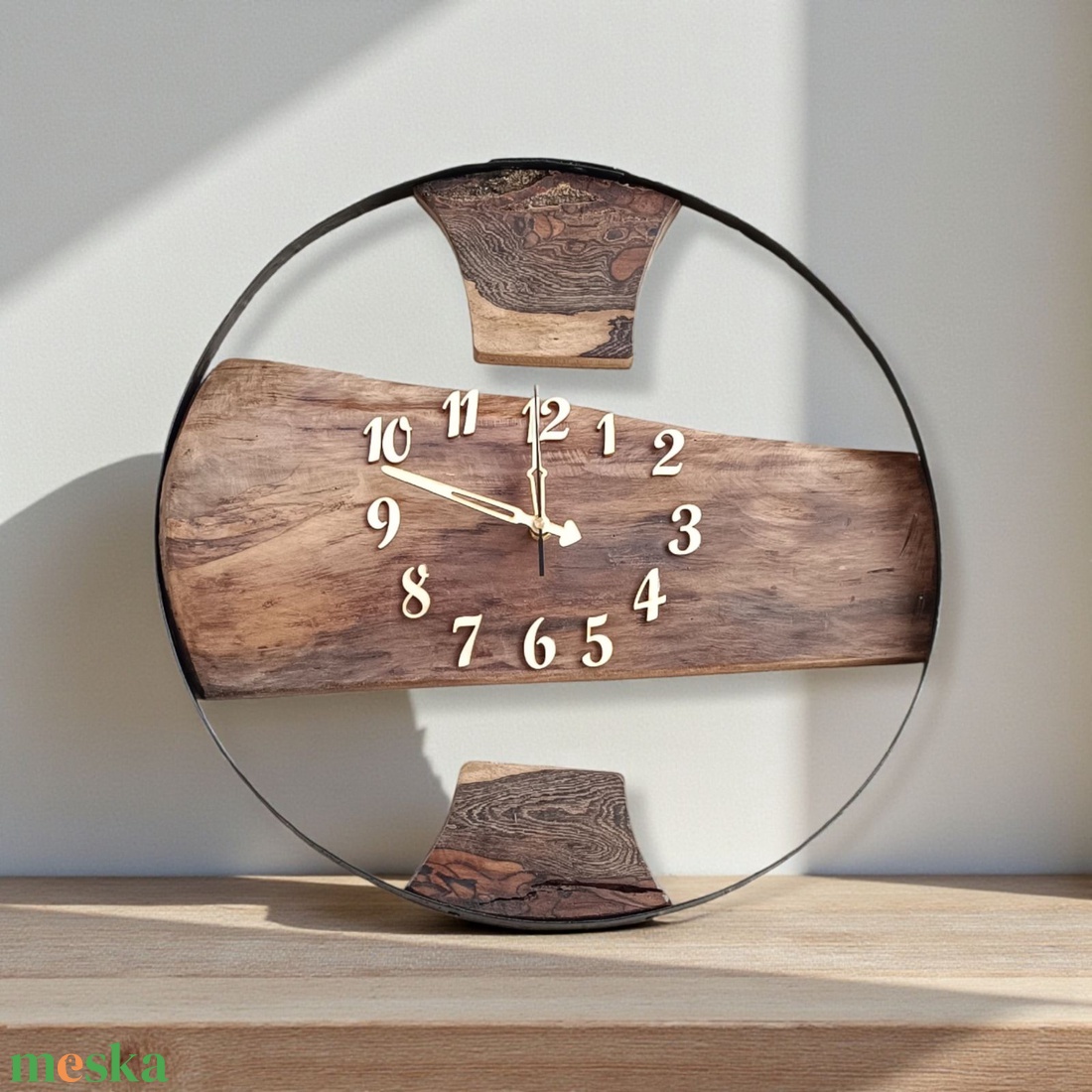 Diófa falióra hordóabroncsban � diófaszelettel és kérges faelemekkel (Ø 49 cm) - otthon & életmód - dekoráció - fali és függő dekoráció - falióra & óra - Meska.hu