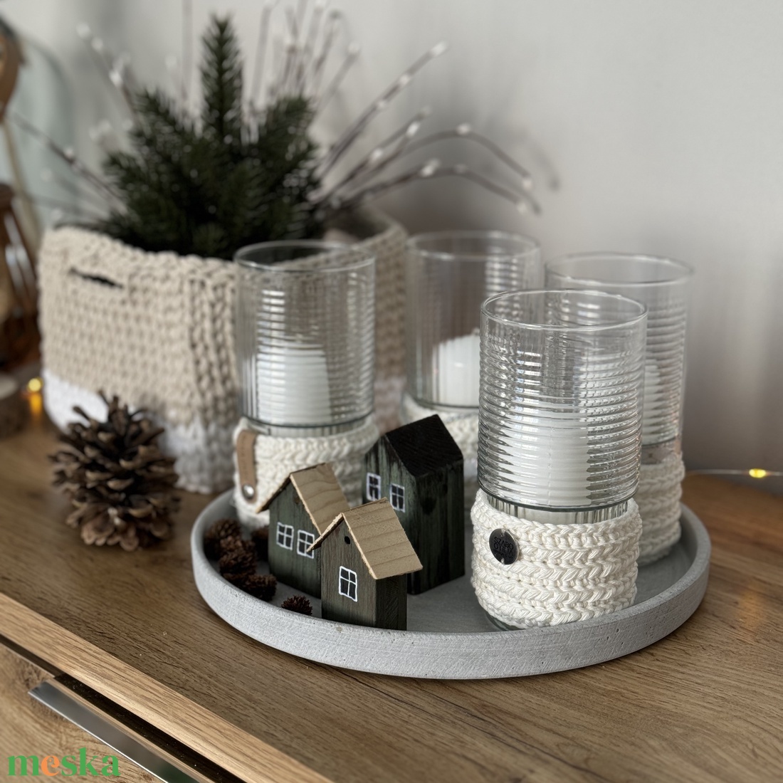 Adventi kézműves asztaldísz négy mécsestartóval horgolt pulcsiban, szürke kerek tálcán, apró faházakkal díszítve - karácsony - adventi díszek - adventi koszorú - Meska.hu Adventi kézműves asztaldísz négy mécsestartóval horgolt pulcsiban, szürke kerek tálcán, apró faházakkal díszítve - karácsony - adventi díszek - adventi koszorú - Meska.hu