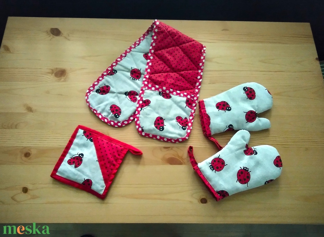 Konyha szett katica mintás - otthon & életmód - konyhafelszerelés, tálalás - konyhai textil - edényfogó & edényfedő - Meska.hu Konyha szett katica mintás - otthon & életmód - konyhafelszerelés, tálalás - konyhai textil - edényfogó & edényfedő - Meska.hu