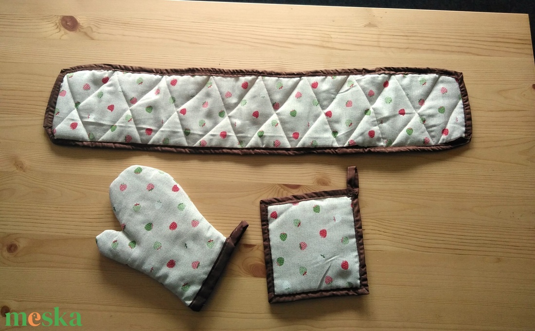 Konyha szett eper mintás - kesztyű nélkül - otthon & életmód - konyhafelszerelés, tálalás - konyhai textil - edényfogó & edényfedő - Meska.hu Konyha szett eper mintás - kesztyű nélkül - otthon & életmód - konyhafelszerelés, tálalás - konyhai textil - edényfogó & edényfedő - Meska.hu