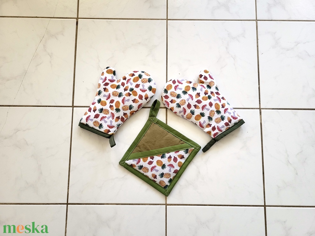 Konyha szett : 2 db kesztyű fedélfogóval, ananász -  gomba mintás  - otthon & életmód - konyhafelszerelés, tálalás - konyhai textil - edényfogó & edényfedő - Meska.hu