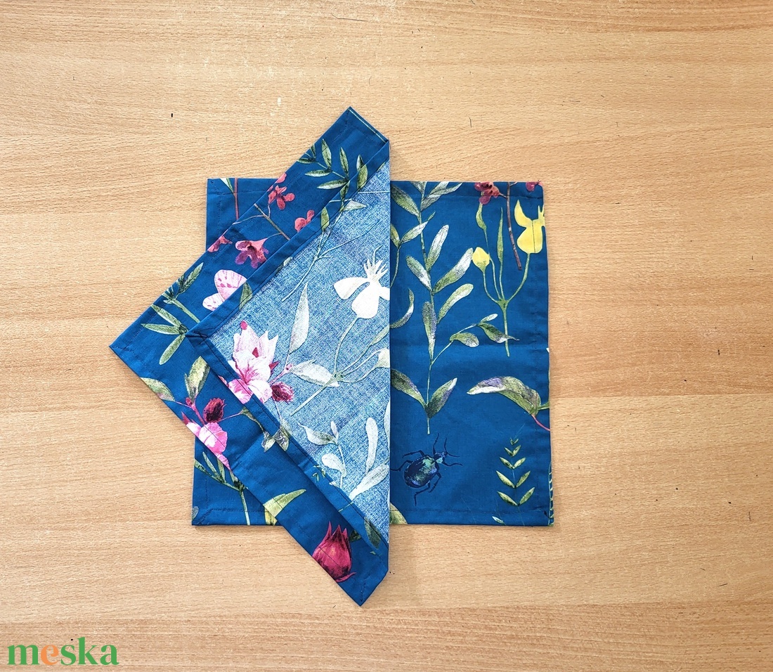Textil szalvéta - kék alapon virág mintás - otthon & életmód - konyhafelszerelés, tálalás - konyhai textil - szalvéta - Meska.hu