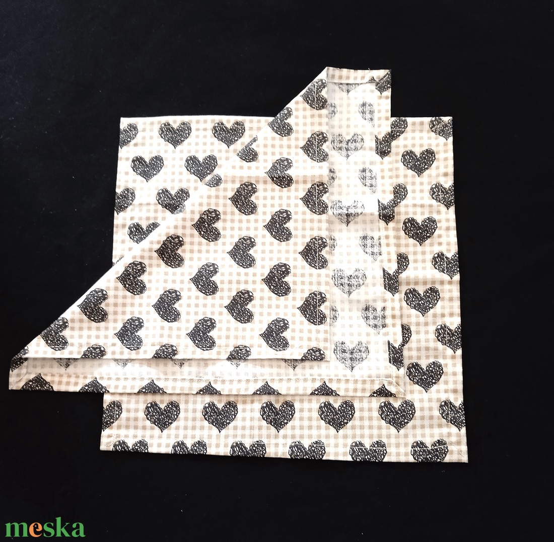 Textil szalvéta -fekete szívek barna kockás alapon - otthon & életmód - konyhafelszerelés, tálalás - konyhai textil - szalvéta - Meska.hu Textil szalvéta -fekete szívek barna kockás alapon - otthon & életmód - konyhafelszerelés, tálalás - konyhai textil - szalvéta - Meska.hu