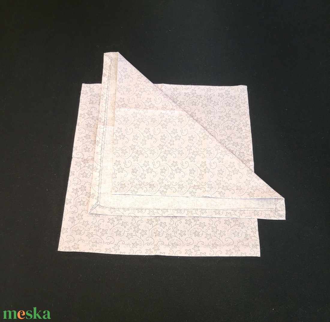 Textil szalvéta - ezüstös alapon szürke indás - otthon & életmód - konyhafelszerelés, tálalás - konyhai textil - szalvéta - Meska.hu Textil szalvéta - ezüstös alapon szürke indás - otthon & életmód - konyhafelszerelés, tálalás - konyhai textil - szalvéta - Meska.hu