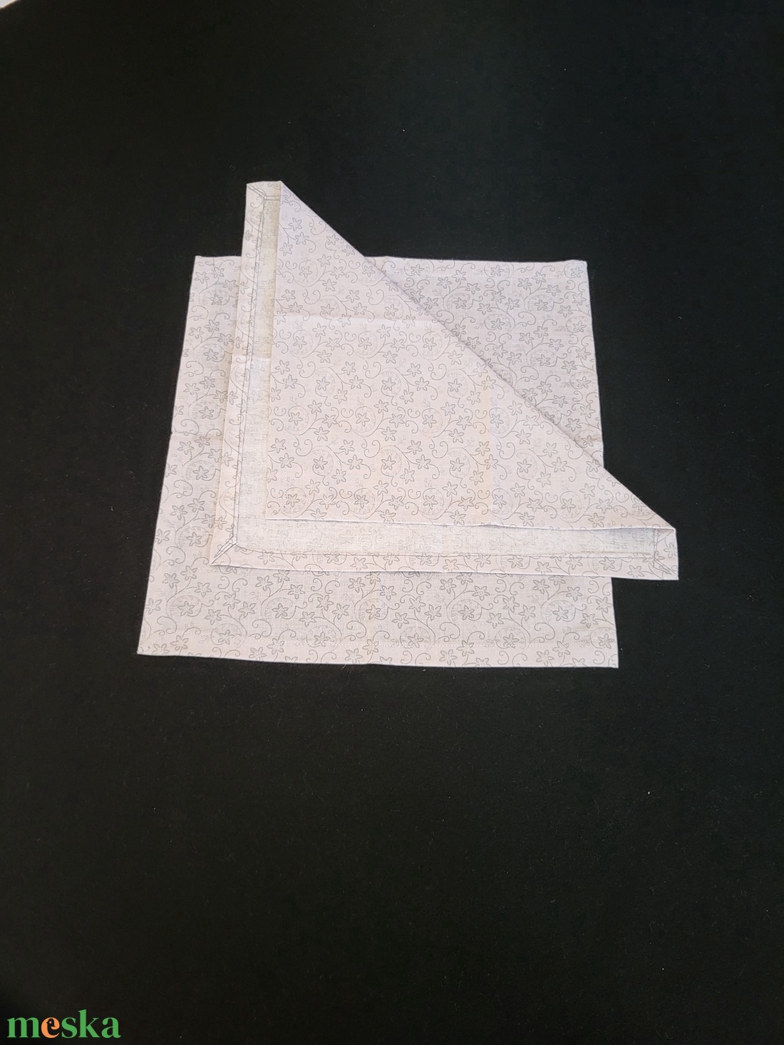 Textil szalvéta - ezüstös alapon szürke indás - otthon & életmód - konyhafelszerelés, tálalás - konyhai textil - szalvéta - Meska.hu Textil szalvéta - ezüstös alapon szürke indás - otthon & életmód - konyhafelszerelés, tálalás - konyhai textil - szalvéta - Meska.hu