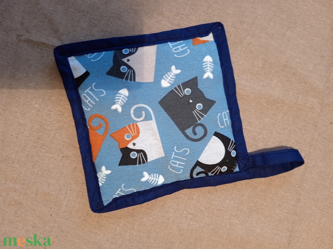 Fedőfogó - edényfogó  kék alapon macska mintás - otthon & életmód - konyhafelszerelés, tálalás - konyhai textil - edényfogó & edényfedő - Meska.hu