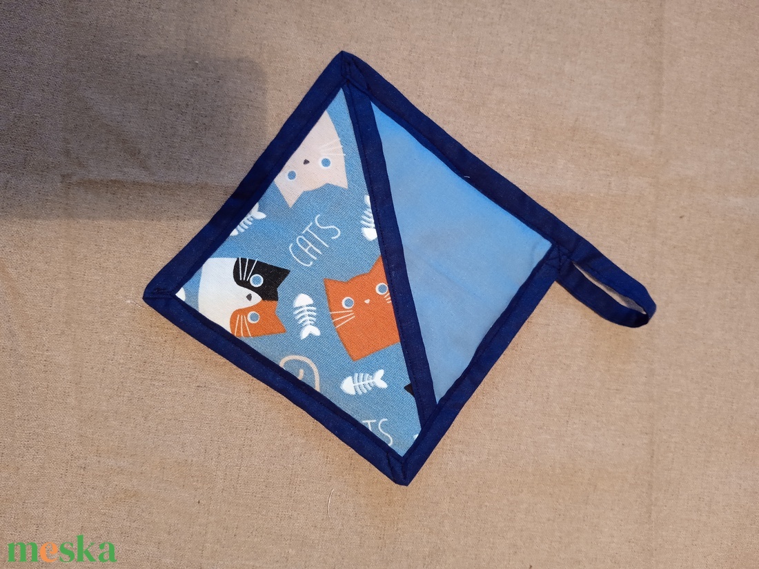 Fedőfogó - edényfogó  kék alapon macska mintás - otthon & életmód - konyhafelszerelés, tálalás - konyhai textil - edényfogó & edényfedő - Meska.hu