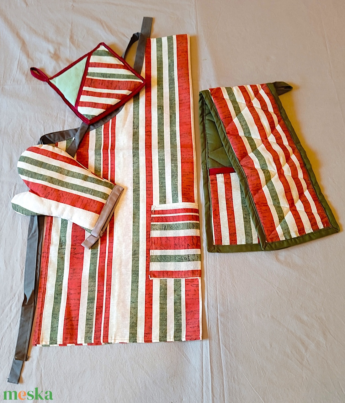 Konyhai szett, kötény, kesztyű, fedőfogó, tepsifogó bordó csíkos mintás - otthon & életmód - konyhafelszerelés, tálalás - konyhai textil - edényfogó & edényfedő - Meska.hu