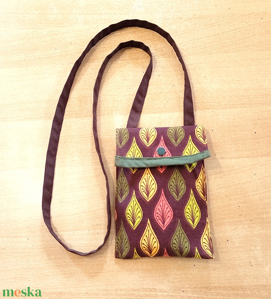 Nyakba akasztható mobil tok - barna alapon őszies pávaszemek - táska & tok - pénztárca & más tok - telefontok - Meska.hu